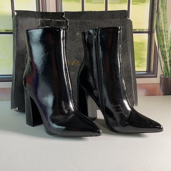 Liliana Shoes Maui-7 Pointy Toe Booties - Picture 2 of 5